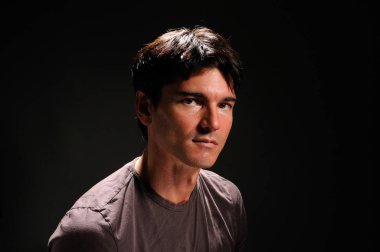 Seksi adam portre için poz.