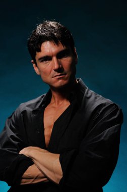 Seksi adam kamera için poz veriyor..