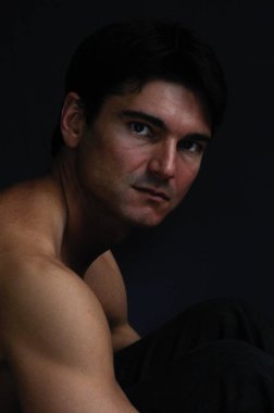 Seksi adam kamera için poz veriyor..