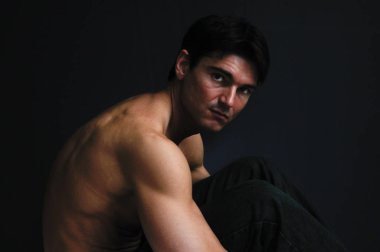 Seksi adam kamera için poz veriyor..