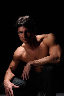 Seksi adam kamera için poz veriyor..