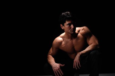 Seksi adam kamera için poz veriyor..