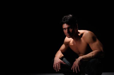 Seksi adam kamera için poz veriyor..