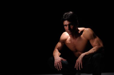 Seksi adam kamera için poz veriyor..