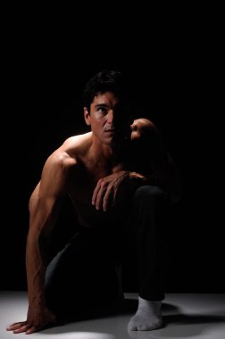 Seksi adam kamera için poz veriyor..