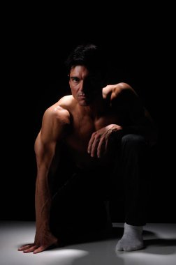 Seksi adam kamera için poz veriyor..