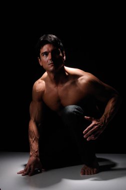 Seksi adam kamera için poz veriyor..