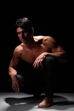 Seksi adam kamera için poz veriyor..