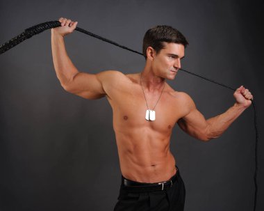 Seksi aygır fotoğraf için hazırlanıyor..