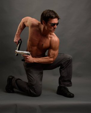 Seksi nişancı kameraya poz veriyor..