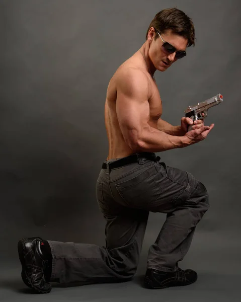 Der Sexy Scharfschütze Posiert Für Die Kamera — Stockfoto