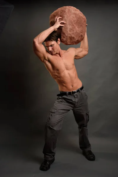 Homem Sexy Segura Uma Pedra Gigante Sobre Sua Cabeça — Fotografia de Stock