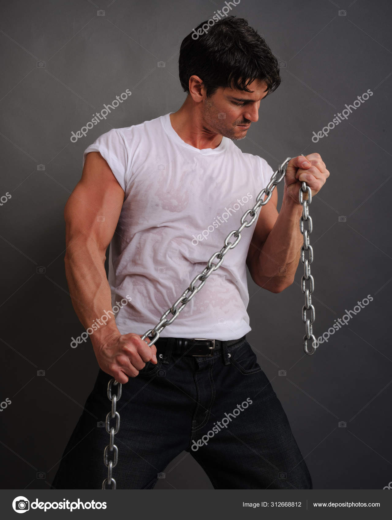 Парень с цепью в руках. Человек держащий цепи. Цепочка рука в руке. Человек держащий цепи. Руки в цепях.