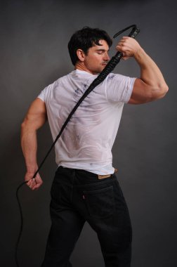 Seksi adam bir zincir tutuyor..