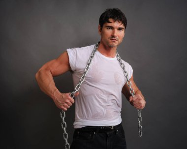 Seksi adam bir zincir tutuyor..