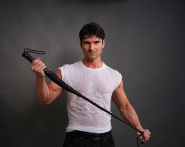 Seksi adam bir zincir tutuyor..