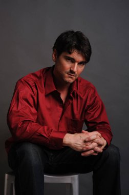 Seksi adam kamera için poz veriyor..