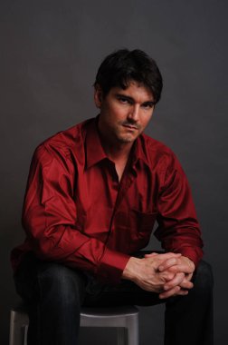 Seksi adam kamera için poz veriyor..