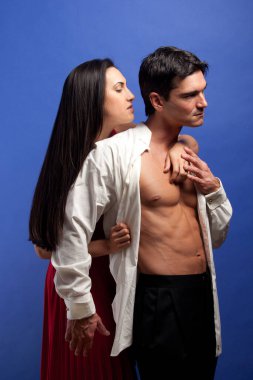 Seksi çift fotoğraf için birlikte poz veriyor.