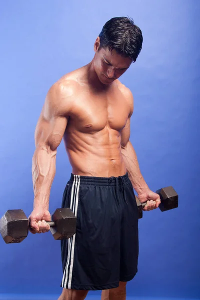 Hete Kerel Traint Zijn Spieren — Stockfoto