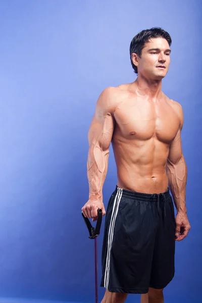 Der Heiße Kerl Trainiert Seine Muskeln — Stockfoto