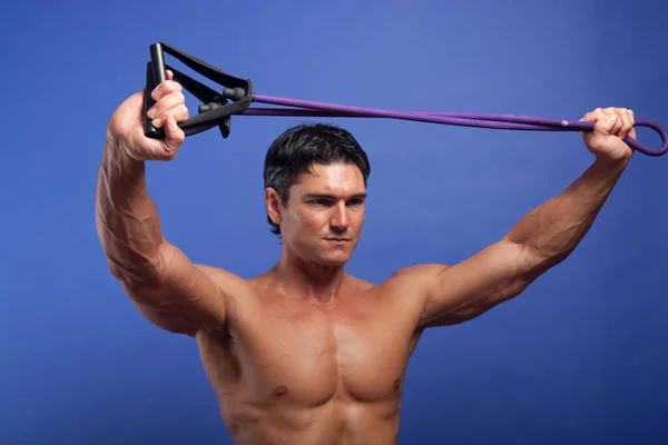 Der Heiße Kerl Trainiert Seine Muskeln — Stockfoto