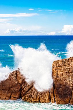 Kuzey İspanya 'daki Santander sahilinde büyük deniz dalgaları kayalara çarpıyor..