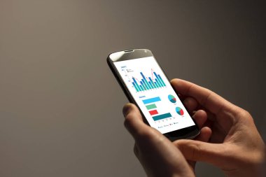 Ekranda iş analiziyle el ele tutuşan ellerin görüntüsünü kapat