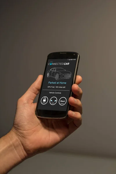 Αναμενόμενο Σχέδιο Αυτοκινήτου Ανδρικό Χέρι Κρατώντας Smartphone Εφαρμογή Για Έξυπνα — Φωτογραφία Αρχείου