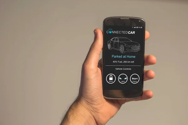 Κλείσιμο Προβολής Του Hand Holding Smartphone Συνδεδεμένη Εφαρμογή Smart Car — Φωτογραφία Αρχείου