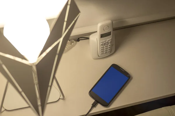 Smartphone Con Schermo Blu Cavo Collegato All Elettricità Caricare Batteria — Foto Stock