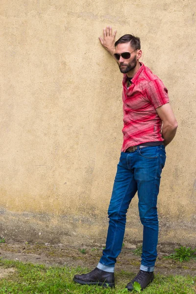 Man Beard Sunglasses Dressed Shirt Jeans Boots Has One Hand — Stock Photo, Image