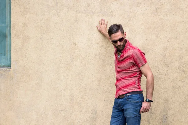 Man Sunglasses Beard Leaning Wall Old House Looking — Stock Photo, Image