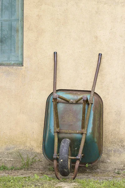 Kruiwagen Leunend Verticaal Muur Van Een Landhuis — Stockfoto