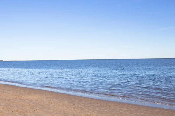 Broughty Ferry 'deki plaj, Dundee, İskoçya. Yumuşak renkler ve güzel ufuk.