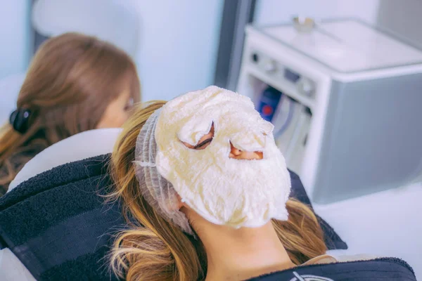 Vrouw Met Gezichtsdoek Masker Voor Schoonheidsbehandeling Spa Salon Huidreinigingsconcept — Stockfoto
