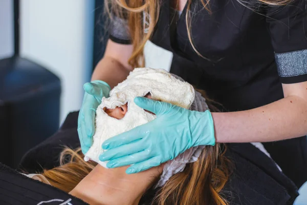 Handen Met Latex Handschoenen Van Schoonheidsspecialiste Leggen Een Warme Handdoek — Stockfoto