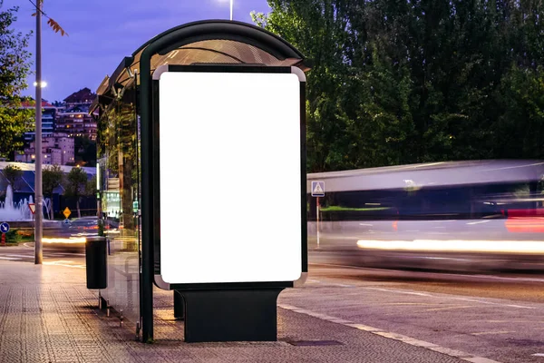 Boş beyaz, gece otobüs durağındaki dikey ışık kutusunun maketi. Gece otobüs durağı reklam panosu modeli.