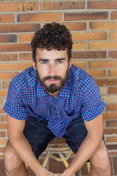 Portrait Jeune Homme Vêtements Été Assis Sur Tabouret Regardant Vers — Photo