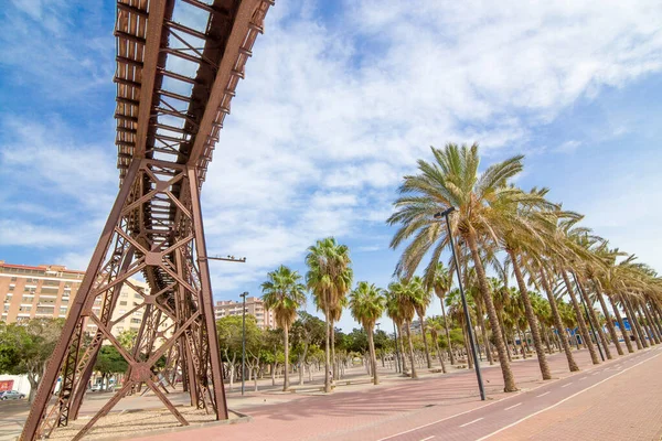 Almerya, Endülüs, İspanya 'daki bir parkta demir raylar ve palmiye ağaçları