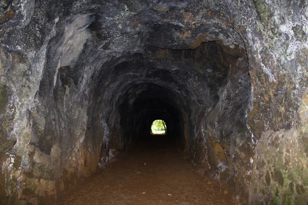 Longo Túnel Escuro Feito Através Rocha Com Luz Final Concepção — Fotografia de Stock