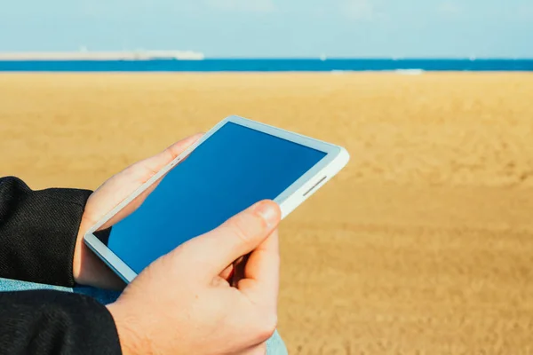 Vista Vicino Delle Mani Dell Uomo Che Tengono Tablet Fuori — Foto Stock