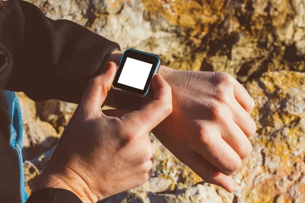 Vista Vicino Delle Mani Dell Uomo Che Controllano Orologio Intelligente — Foto Stock