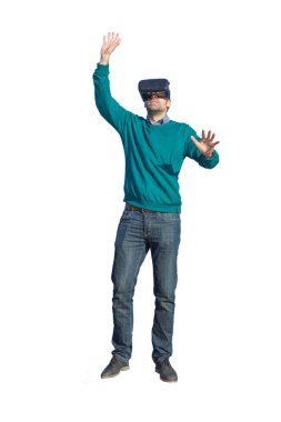 Beyaz arka planda izole edilmiş sanal gerçeklik gözlükleriyle etkileşen adam