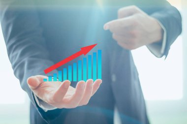 İş adamlarının iş grafiği trendinde el ele tutuşmalarını kapat