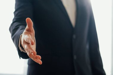 İş adamının kendini el sıkışırken tanıttığı yakın plan.