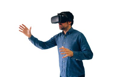 Genç adam nesnelere dokunmak için sanal gerçeklik gözlüğü kullanıyor. Beyaz arkaplanda izole