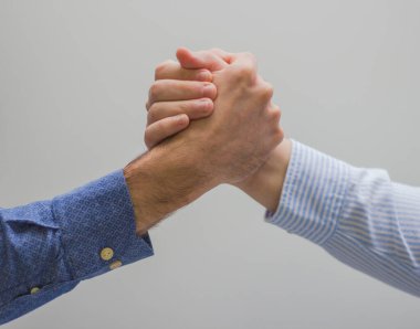 İki adamın el ele tutuşmasını yakından izleyin. İş anlaşması konsepti