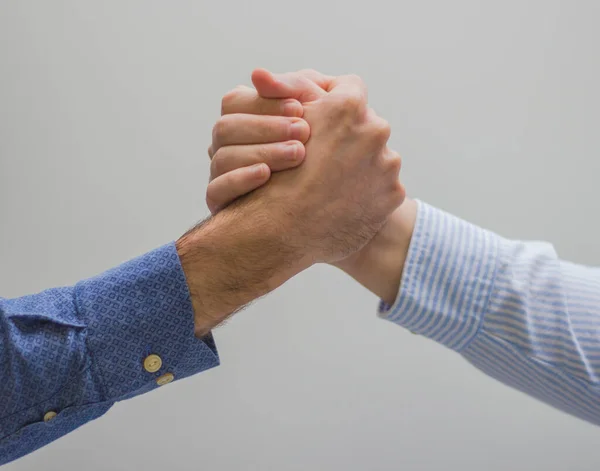İki adamın el ele tutuşmasını yakından izleyin. İş anlaşması konsepti