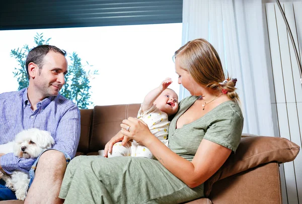 Glückliche Familie Die Hause Auf Der Couch Sitzt Mutter Hält — Stockfoto